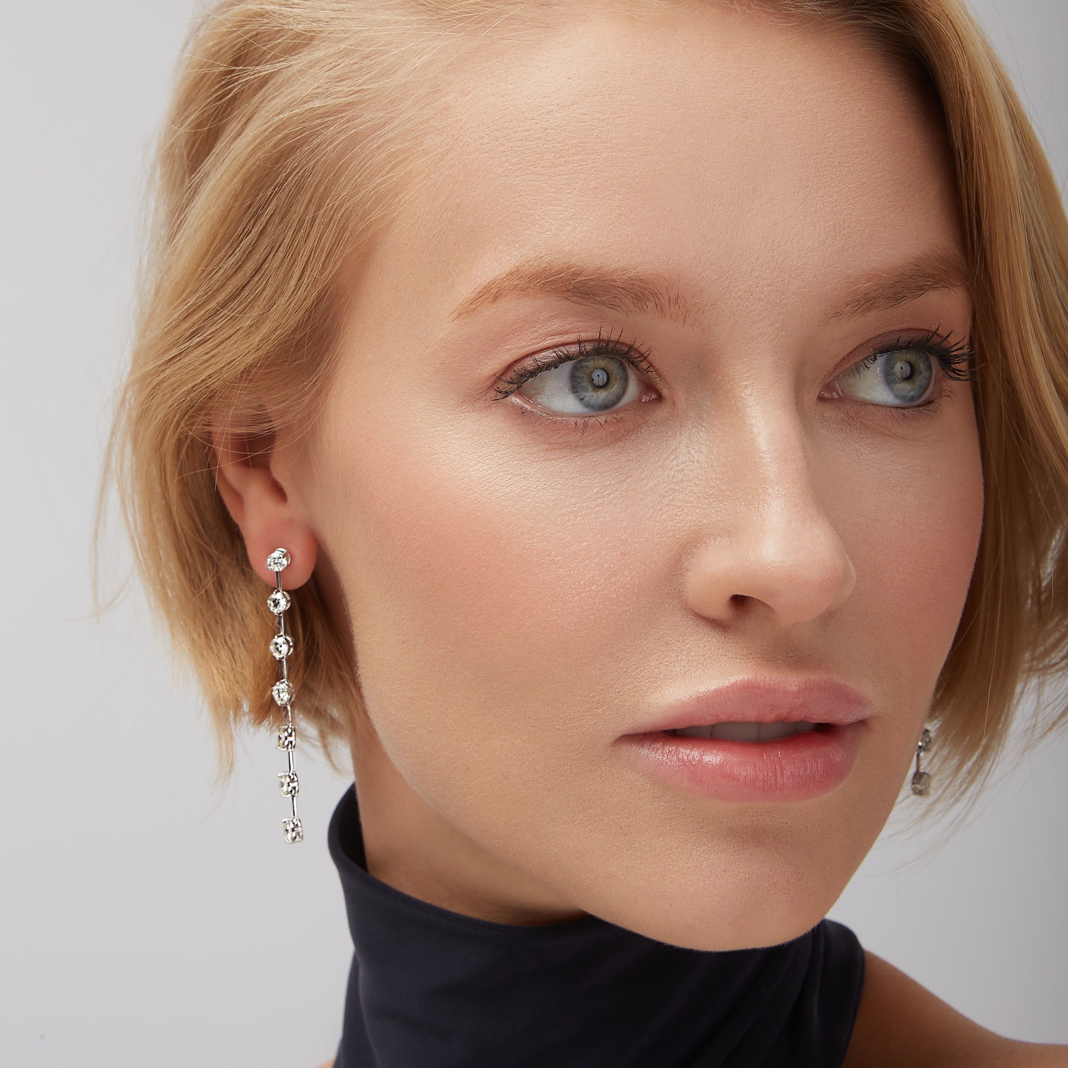 Elegant Round Brilliant Diamond Dangling Earrings in 18K White Gold